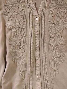 Well Made Button Down Spring Embroidered Lightweight Travel Solitaire Top Size S